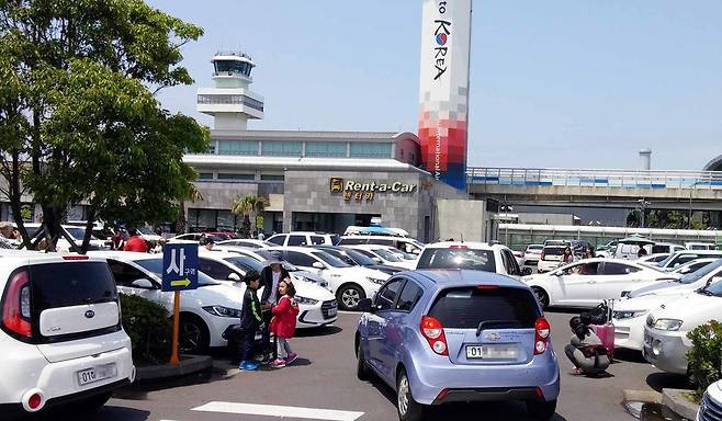 렌터카 등록대수와 이용객 급증으로 제주국제공항 주변 도로가 극심한 교통정체를 빚자 이를 개선하기 위해 9월부터 제주공항 주차장에 설치된 렌터카하우스가 폐쇄된다.