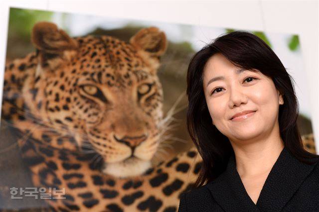 제1호 지식코디네이터로 변신한 서향희 교수는 “저는 도전을 사랑한다”며 “가슴이 시키는 일에 대해 계산하거나 판단하지 않고 부딪히는 분들을 볼 때 큰 존경심을 느낀다”고 말했다. 벽에는 범띠인 서 변호사가 좋아하는 ‘아프리카 표범’ 사진이 걸려있다. 홍인기 기자