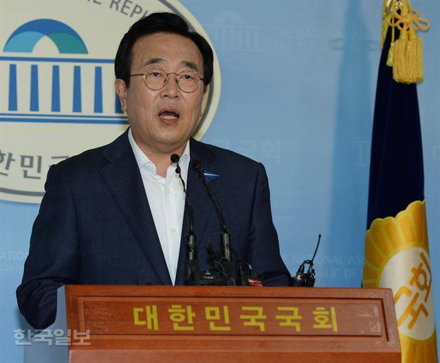 서병수 부산시장이 영남권 신공항 발표 하루 전인 20일 오후 국회 정론관에서 가덕도 유치에 대한 필요성을 설명하고 있다. 오대근기자 inliner@hankookilbo.com