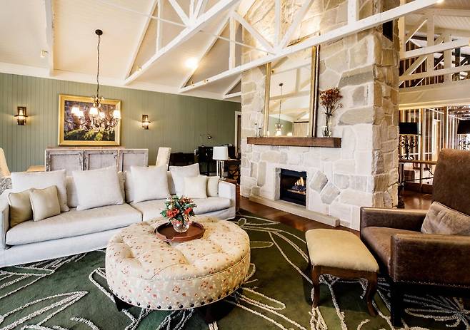 개척시대 풍의 빌라 거실