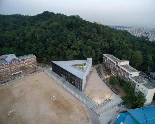 운동장과 뒷산, 중학교에 둘러싸인 부지의 조건을 충족시키기 위해 삼각형 모양의 독특한 건물이 탄생했다. 바깥쪽 삼각형과 중앙정원으로 만들어진 안쪽 삼각형은 서로 약간 비틀어져 있다. /사진제공 네임리스건축, ⓒ노경
