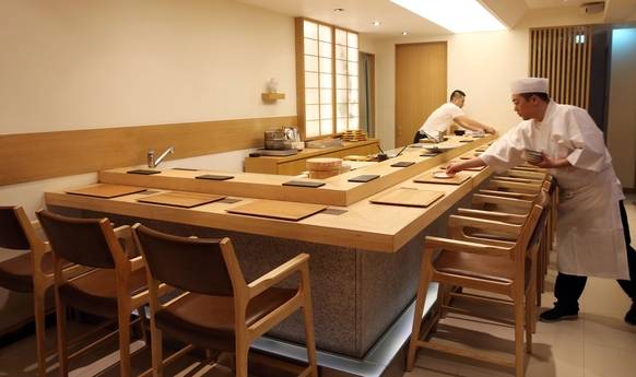 미니멀의 극치인 스시 코우지 내부./사진=이진한 기자