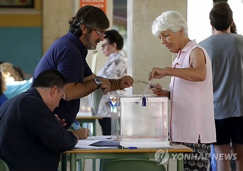 (마드리드 EPA=연합뉴스) 스페인이 300일 가까이 정부를 구성하지 못한 '무정부' 상태를 겪고 있다. 사진은 지난 6월 26일(현지시간) 총선에서 한 여성이 마드리드의 한 투표소에서 한 표를 행사하고 있는 모습.