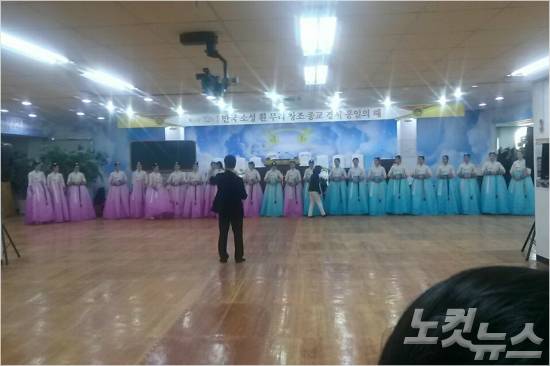 신천지의 불법 시설 사용이 도를 넘고 있다. 사진은 신천지 과천본부에서 3백 여 미터 떨어진 N쇼핑몰 9층 모습. 신천지는 문화집회시설과 운동시설 용도의 9층과 10층 공간을 수년 째 종교집회 용도로 불법 사용해 오고 있다.