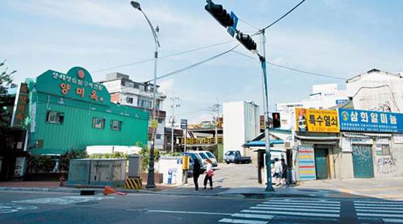 이 동네 대표 맛집 ‘양미옥’이 위치한 을지로3가역 사거리.