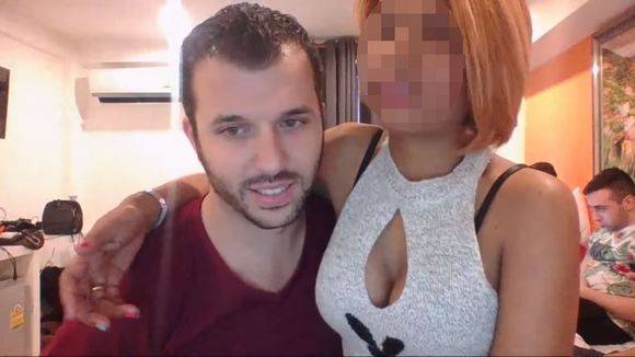 최근 태국 여성과 함께 노는 영상을 공개한 데이비드 본드. [사진 유튜브 캡처]