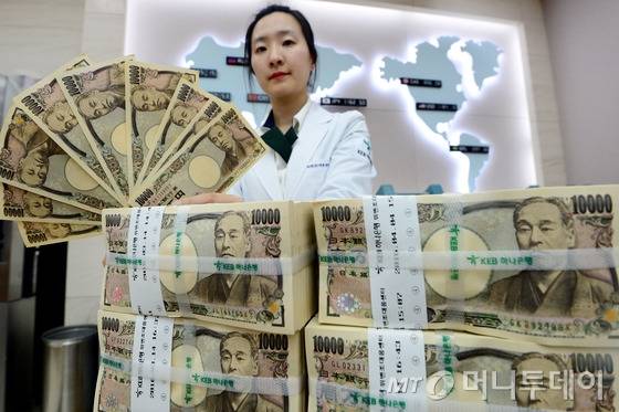 영국의 유럽연합(EU) 탈퇴(Brexit&middot;브렉시트) 여파로 원&middot;엔화 환율이 급등하고 있다. 27일 원&middot;엔화 환율은 16.78원 오른 1154.69원에 마감했다. 2016.6.27/뉴스1  <저작권자 &copy; 뉴스1코리아, 무단전재 및 재배포 금지>