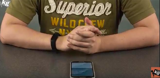 언더케이지가 유튜브에 IT기기를 소개하는 모습. / 사진=유튜브 캡쳐