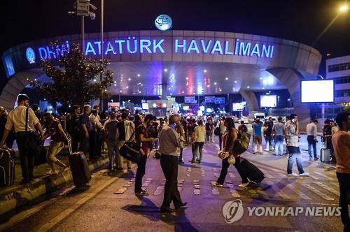 혼란에 빠진 아타튀르크 공항 [AFP=연합뉴스]