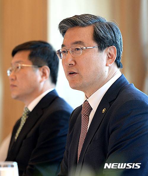 【서울=뉴시스】최선윤 기자 = 중소기업청 수장 주영섭 청장은 주말도 없이 현장을 직접 뛰며 일하는 것으로 유명하다. 그럼에도 불구 중소기업계에서는 중기청이 추진하고 있는 각종 정책들이 실효성이 있는지 의문이라며 불만의 목소리를 터뜨리고 있다. csy625@newsis.com