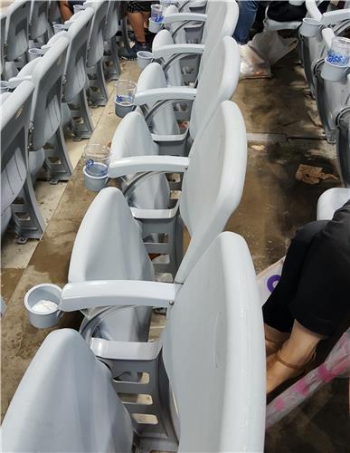 (서울=연합뉴스) 이대호 기자 = 1일 서울 고척 스카이돔에서 열린 KIA 타이거즈-넥센 히어로즈 경기 도중 3루측 관중석 지붕에서 빗물이 떨어지고 있다. 빗물이 떨어진 곳을 피해 관중들이 앉아 있다. 2016.7.1
