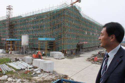 신축중인 쑤저우한국학교와 우원재 교장(쑤저우=연합뉴스)