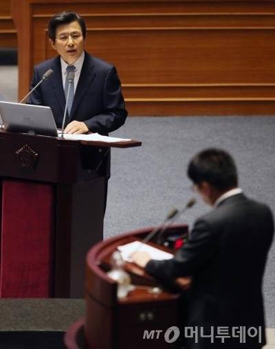 황교안 국무총리가 4일 서울 여의도 국회 본회의장에서 열린 20대 국회 첫 경제분야 대정부질문에서 이종구 새누리당 의원의 질의에 답변하고 있다. 2016.7.4/뉴스1  <저작권자 © 뉴스1코리아, 무단전재 및 재배포 금지>