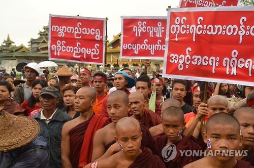 미얀마 라카인주 주도 시트웨에서 열린 반무슬림 시위에 참여한 승려와 불교도들[AFP=연합뉴스]