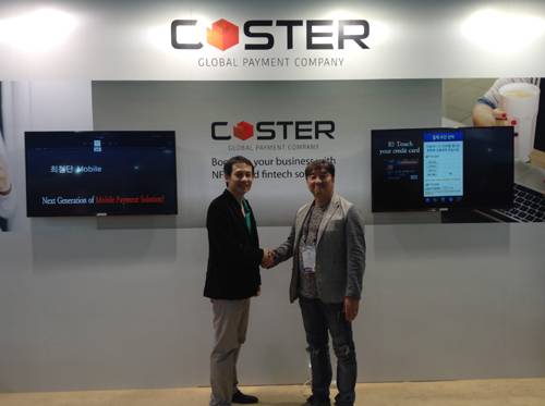 태국 “D”사 POLLARIT 대표와 코스터 장인석 대표가 MT단말기 공급관련한 MOU체결 후 악수를 하고 있다.