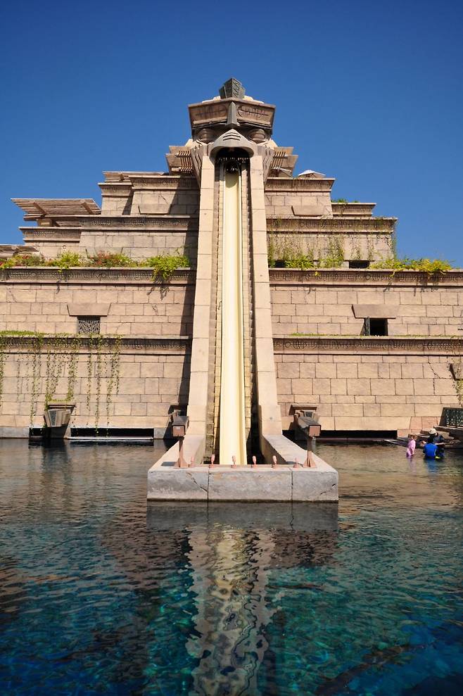 아틀란티스 리조트 워터파크의 명물, 60피트 높이의 마야 템플 워터 슬라이드.