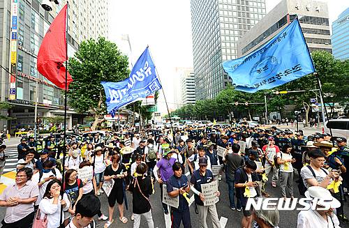 【서울=뉴시스】임태훈 기자 = 유성기업범시민대책위원회, 416연대, 백남기대책위원회 회원들이 7일 오후 서울 종로구 르미에르 빌딩 앞에서 '7.7 경찰폭력 규탄의 날' 집회를 마친 후 강신명 경찰청장과의 면담을 요구하며, 경찰청을 향해 행진하다 경찰에 가로막혀 있다.   참가자들은 경찰이 세월호 가족들이 정부종합청사에 달아놓은 노란리본을 강탈하고, 농성장에 필요한 은박지 롤을 가져가는 등 시민들의 기본권인 집회시위의 자유를 심각하게 침해하고 있다고 주장했다. 2016.07.07.   taehoonlim@newsis.com