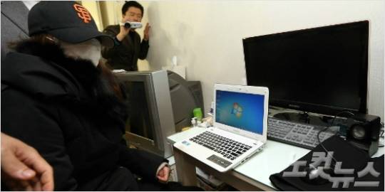 지난 2012년 12월 13일 민주통합당 문재인 후보 측에 악성댓글 유포 혐의를 받고 있는 국정원 여직원 김 모 씨가 역삼동 자신의 오피스텔에서 경찰의 증거자료를 압수를 지켜보고 있다. (사진=황진환 기자)