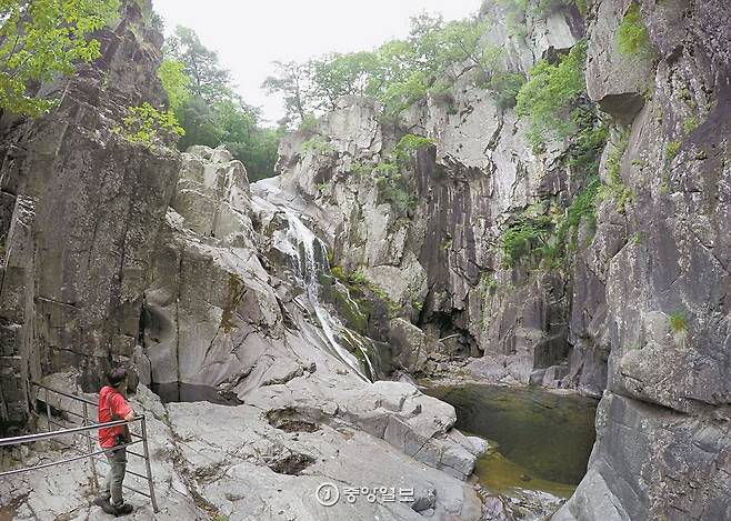 내연산 12폭포의 7번째 폭포 연산폭포.