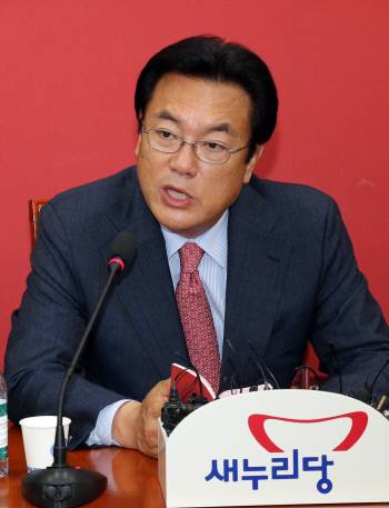 새누리당 정진석 원내대표 “국회의원 면책특권 뒤에 숨어 ‘아니면 말고’ 식의 폭로는 없어져야 한다.”/연합뉴스