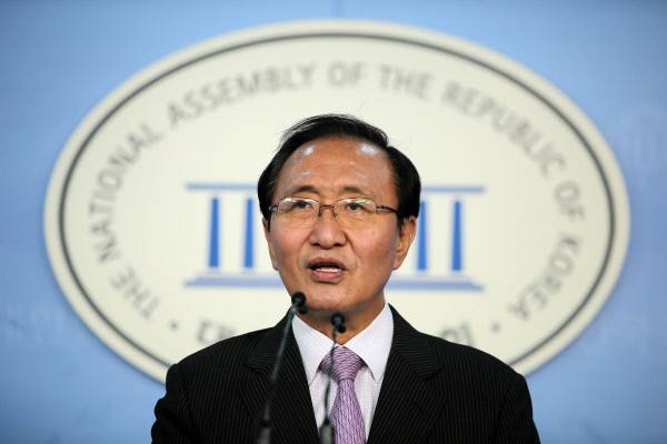 정의당 노회찬 원내대표 “국민소득 대비 의원세비를 독일 수준으로 받으려면 세비를 절반으로 낮춰야 한다.”/연합뉴스