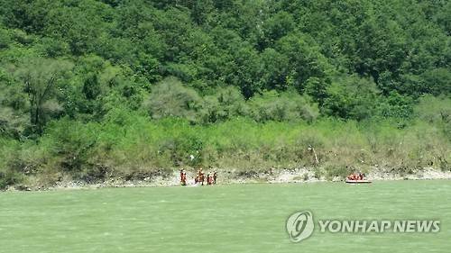 정선 급류 실종 노인 추정 시신 발견 지점     (정선=연합뉴스) 9일 오전 11시 30분께 강원도 소방본부 특수구조단 소속 대원이 정선군 신동읍 덕천리 동강 변 수풀 속에서 여성으로 추정되는 시신 1구를 찾았다. 앞서 4일 오후 9시께 김모(75) 씨 등 4명은 마을 경로당에서 민요 연습을 마치고 나서 승용차로 귀가하던 중 추락사고로 급류에 휩쓸려 실종됐다. 사진은 시신 발견 지점. [정선소방서 제공=연합뉴스]