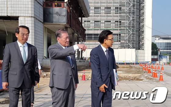 정몽구 현대차그룹 회장이 옛 한전본사 부지를 방문해 건물 해체 작업 등을 점검하는 모습(뉴스1DB)/News1