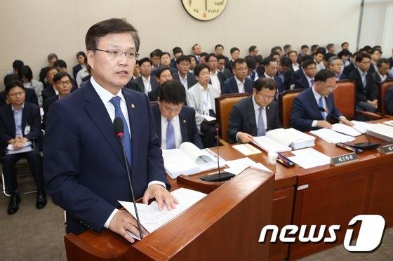 최양희 미래창조과학부 장관이 11일 오전 서울 여의도 국회에서 열린 미래창조과학방송통신위원회 전체회의에서 2015회계연도 결산에 대한 제안설명 및 결산개요를 보고하고 있다. 2016.7.11/뉴스1 © News1 손형주 기자