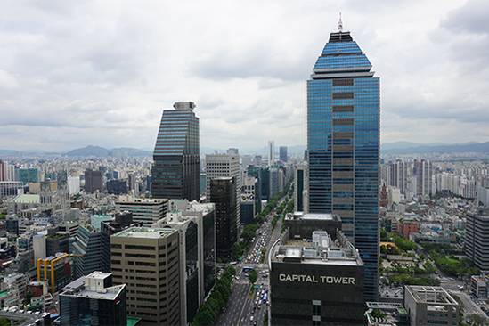 서울 강남구 역삼동 포스코P&S타워 옥상에서 지하철2호선 역삼역 방향으로 내려다본 전경. /김수현 기자