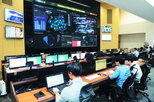 서울시가 12일 서울 마포구 상암동 에스플렉스센터 내 서울시 통합보안관제센터를 취재진에게 공개하고 있다. 14일 개관하는 서울의 IT-디지털미디어-문화콘텐츠 산업역량을 융·복합적으로 집약한 에스플렉스센터에는 e-스포츠 경기장, 3D영화관, 교통방송, 영상편집센터, 클라우드 센터 등이 있다. 뉴시스