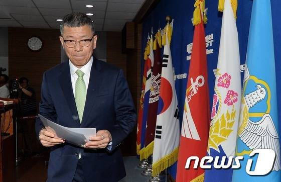 류제승 국방부 정책실장이 13일 서울 용산구 국방부 브리핑룸에서 미국의 고고도미사일방어체계(사드·TAHHD) 배치 부지 선정결과를 발표한 뒤 굳은 얼굴로 퇴장하고 있다. 한미 군 당국은 사드 배치지역 검토 결과, 경북 성주읍 성산리 공군 방공기지인 성산포대로 최종 확정, 발표했다. 2016.7.13/뉴스1 © News1 오대일 기자