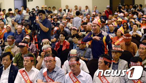 경북 성주군민들이 13일 오후 서울 용산구 국방컨벤션센터에서 사드 배치에 항의하며 상경해 황인무 국방부 차관으로부터  사드 배치 관련 설명을 들으며 항의하고 있다. 2016.7.13/뉴스1 © News1 안은나 기자