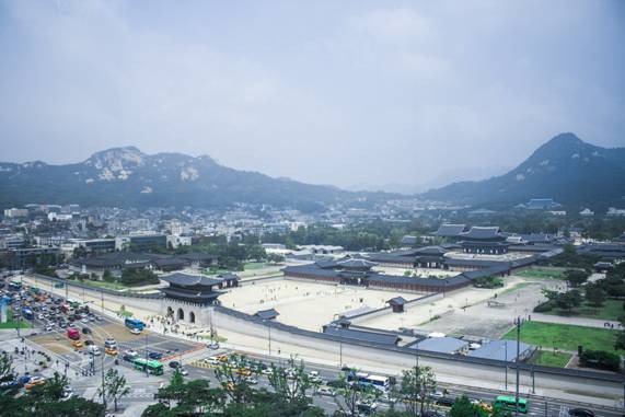 더케이트윈타워 12층 한국 마이크로소프트의 허브 공간에서 경복궁과 인왕산, 북악산을 한눈에 볼 수 있다. /김범수 기자