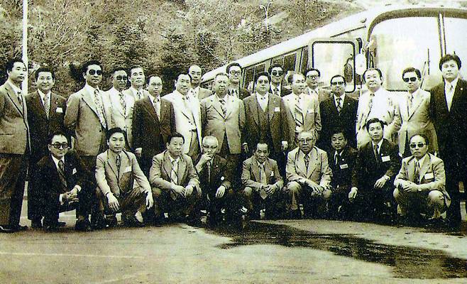 김문기는 유신 시절 서울 종로구 통일주체국민회의 대의원이었다. 1974년 의원들과 전국사업 시찰을 하는 모습. 김문기 자서전, <상지정신>