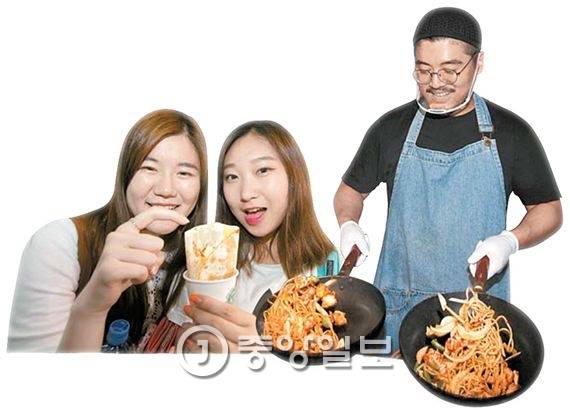 부산 부평깡통시장 여행객(왼쪽)과 서울 밤도깨비야시장@DDP의 푸드트럭 상인.