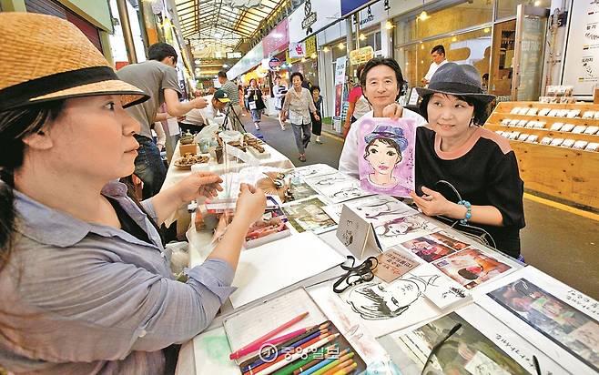 캐리커처를 그려주고 있는 화가 조수경씨.