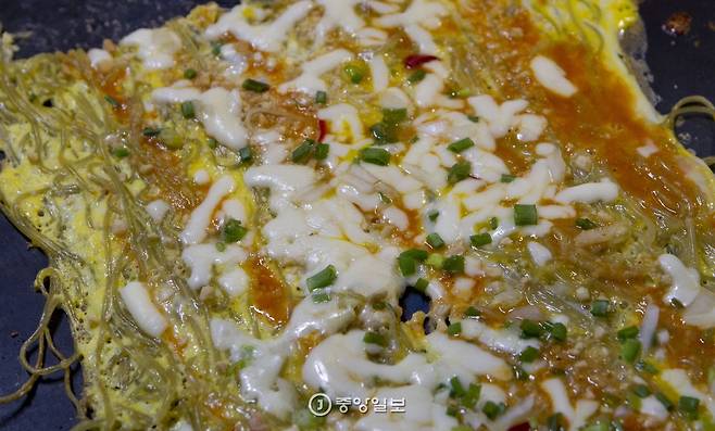 냉면구이. 부산 부평깡통시장에서 시작돼 전국으로 퍼진 메뉴다.