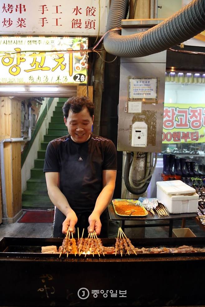 야시장 최고 인기 품목 양꼬치.