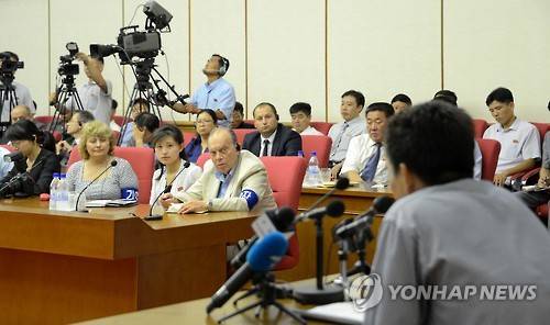 평양서 기자회견 하는 '고현철'     (평양 조선중앙통신=연합뉴스) 북한은 15일 평양에서 외신기자들과 외교관들을 상대로 기자회견을 열고 국정원의 지시로 북한 고아를 납치하려 한 탈북자를 체포했다고 주장했다. 사진은 북한이 이날 탈북자 고현철(53)이라고 밝힌 남자가 기자회견을 하는 모습. 이 남성은 자신이 고아들을 납치해 한국으로 데려가려 했다고 '자백'하며 "용서받을 수 없는 죄를 저질렀다"고 울먹인 것으로 전해졌다. << 국내에서만 사용가능. 재배포 금지. For Use Only in the Republic of Korea. No Redistribution >>