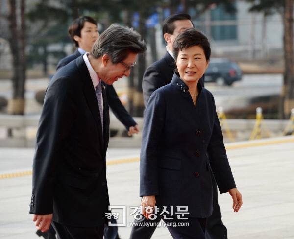 박근혜 대통령이 국회연설을 위해 2월 16일 서울 여의도 국회의사당 본청으로 들어서며 마중 나온 박형준 국회 사무총장의 안내를 받고 있다. / 김창길 기자