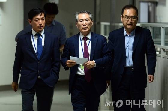 박준성 최저임금위원회 위원장과 위원들이 15일 정부세종청사 고용노동부에서 열린 최저임금위원회 제13차 전원회의 정회시간 회의장으로 향하고 있다. / 사진=뉴스1