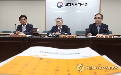 박준성 최저임금위원회 위원장(가운데)과 공익위원인 류경희 부위원장(왼쪽), 이장원 한국노동연구원 선임연구원이 지난 7월 정부세종청사 고용노동부에서 최저임금위원회 14차 전원회의 결과 브리핑을 하고 있다. [연합뉴스 자료사진]