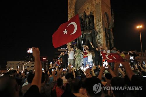 16일(현지시간) 터키 이스탄불 탁심 광장에서 레제프 타이이프 에르도안 대통령 지지자들이 국기를 흔들며 쿠데타에 항의하고 있다[AP=연합뉴스]