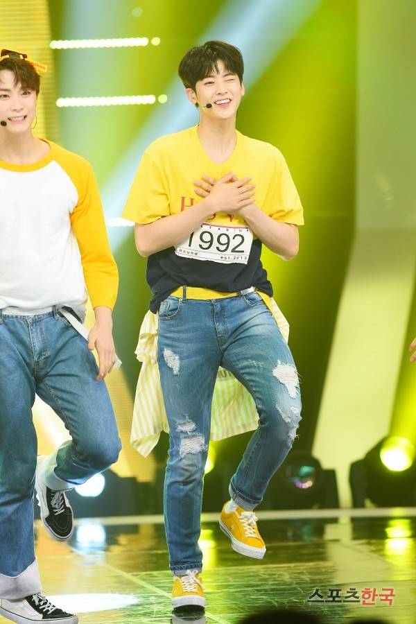 '더쇼' 무대에 오르고 있는 아스트로(차은우 문빈 MJ 진진 라키 윤산하) 차은우. 사진=이규연 기자 fit@hankooki.com