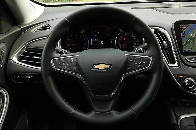 말리부의 스티어링 휠. 크기와 마감은 무난하다.