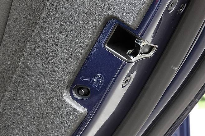 2열 문 안쪽에는 안에서 열리지 않게 해주는 장치가 있다.