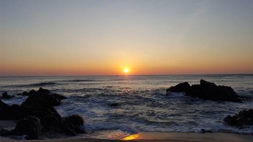 장엄한 해돋이 - 울진 망양해수욕장에서 바라본 해돋이 광경. 부서지는 파도 속에서 떠오르는 햇살은 강렬하다.