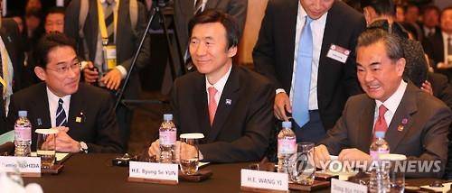 윤병세 외교부 장관(가운데)과 왕이 중국 외교부장(오른쪽) 기시다 후미오 일본 외무상(왼쪽) 2015년 11월 1일 서울 소공동 롯데호텔에서 열린 한일중 비즈니스 서밋에서 대화하고 있다. [연합뉴스 자료사진]