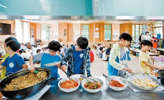 농촌유학센터 학생들은 마을에서 농사지은 곡물과 채소로 요리한 음식을 먹는다. 이곳에서 한 학기 지낸 아이들은 “햄이나 소시지는 짜서 못 먹겠다”고 말할 정도로 입맛이 바뀐다.