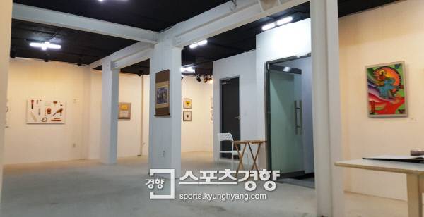 양경수 작가의 ‘양경수+양치기=그림왕’ 전이 아트스페이스 담다에서 열리고 있다.